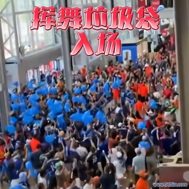 日本球迷挥舞垃圾袋入场